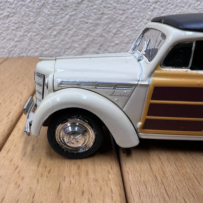 1/43 Scale Moskvitch 400-420 Soviet Vintage Car Diecast Model