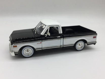 1/24 Scale 1972 Chevrolet Cheyenne Pickup Truck Diecast Model