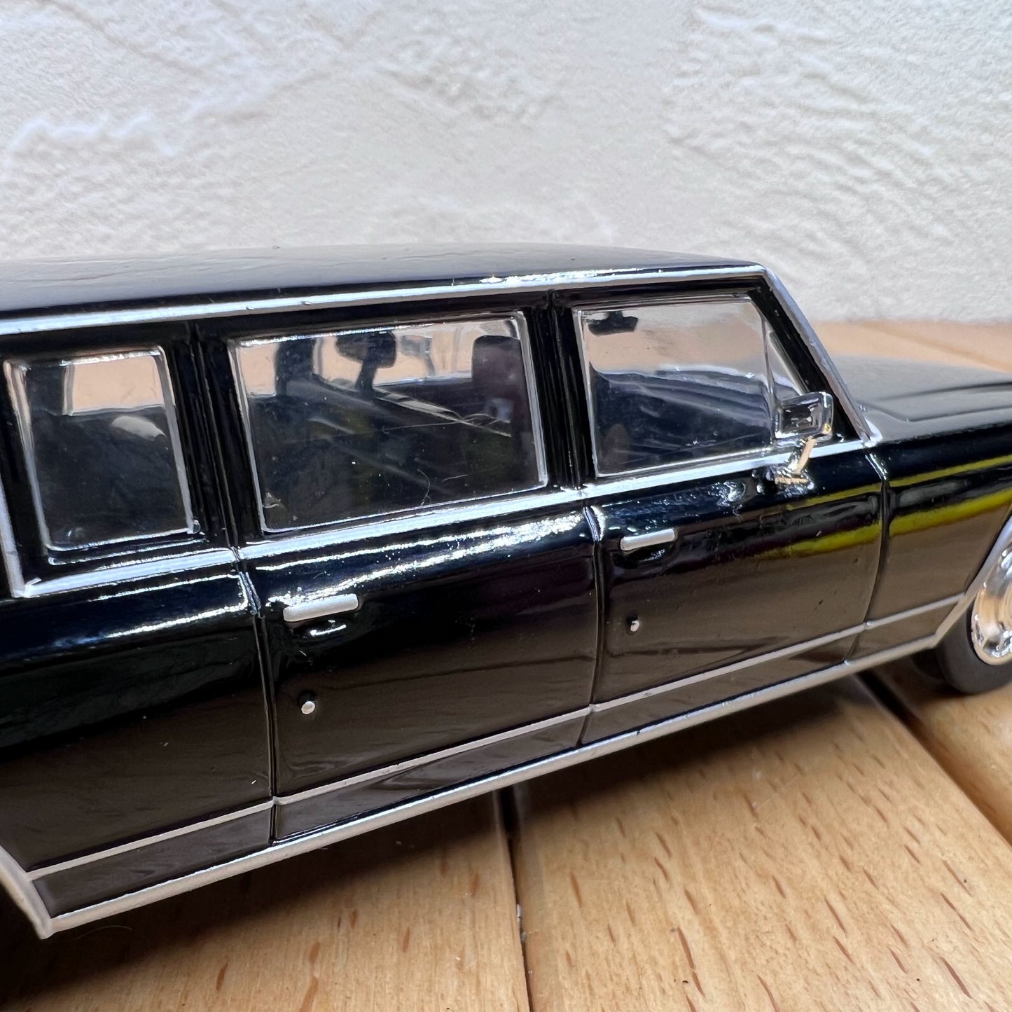 1/43 Scale Soviet ZIL-4104 Limousine Diecast Model Car