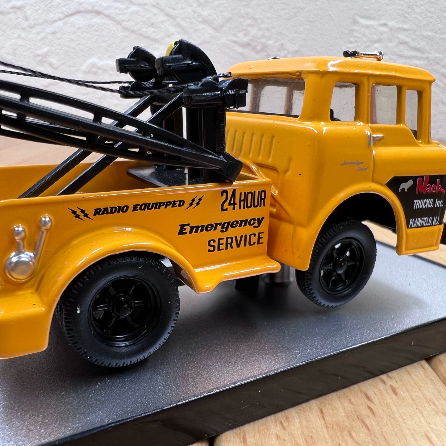 1/64 Scale 1957 Mack N-61 Tow Truck Diecast Model