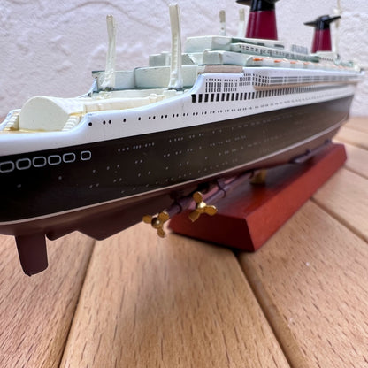 1/1250 Scale SS France (1960) Ocean Liner Diecast Model Ship