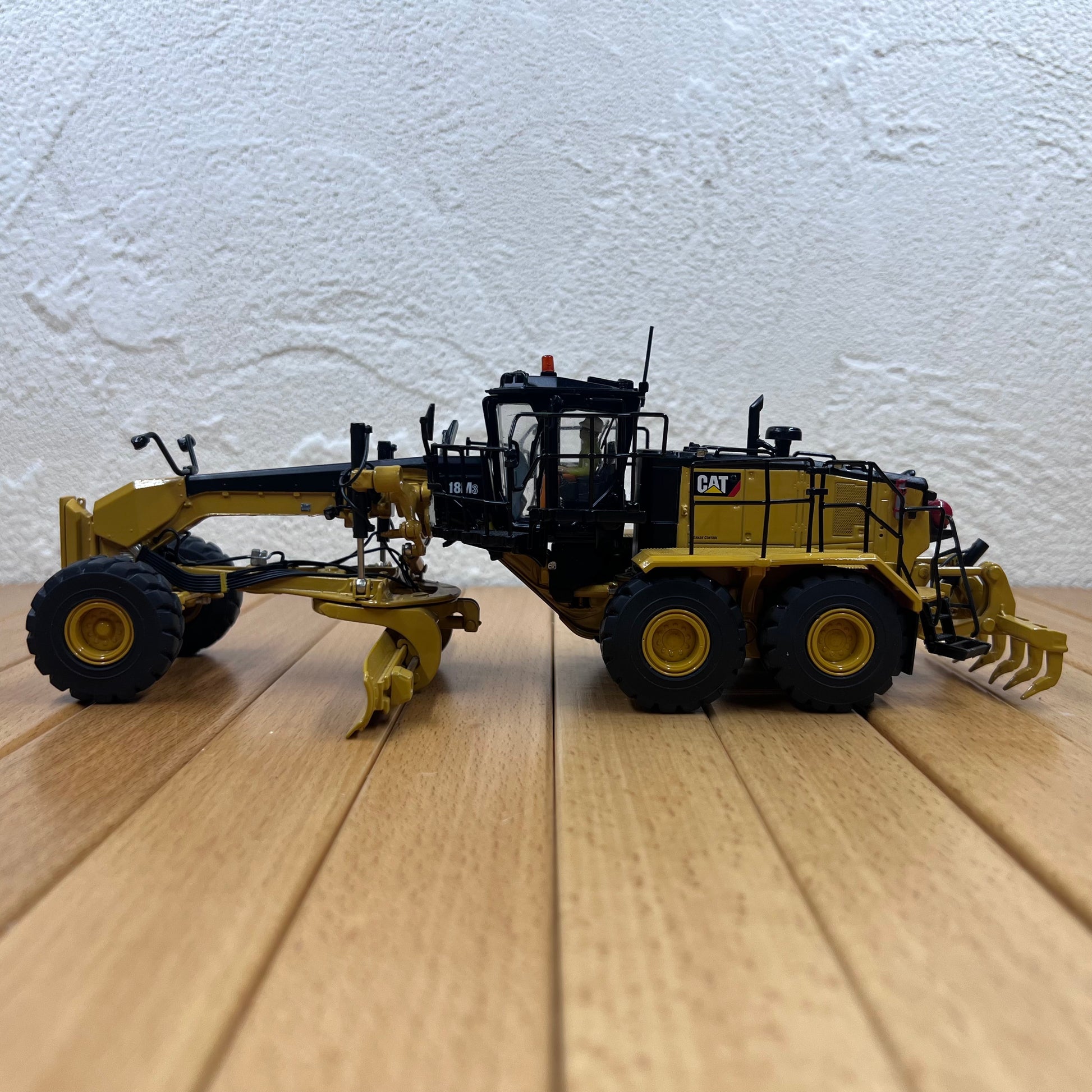 1/50 Scale Caterpillar 18M3 Motorgrader Diecast Model