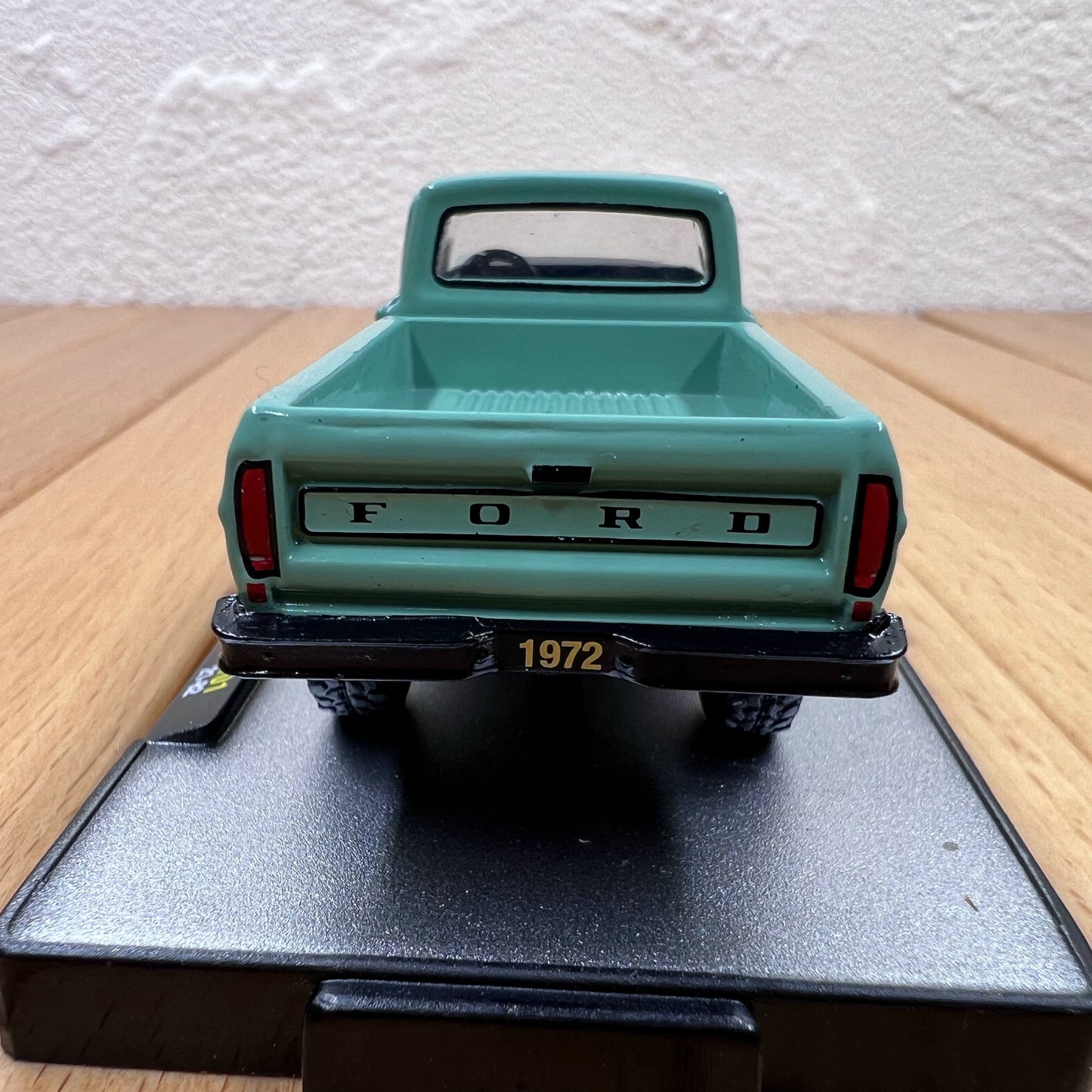 1/64 Scale 1972 Ford F-250 Explorer Truck Diecast Model