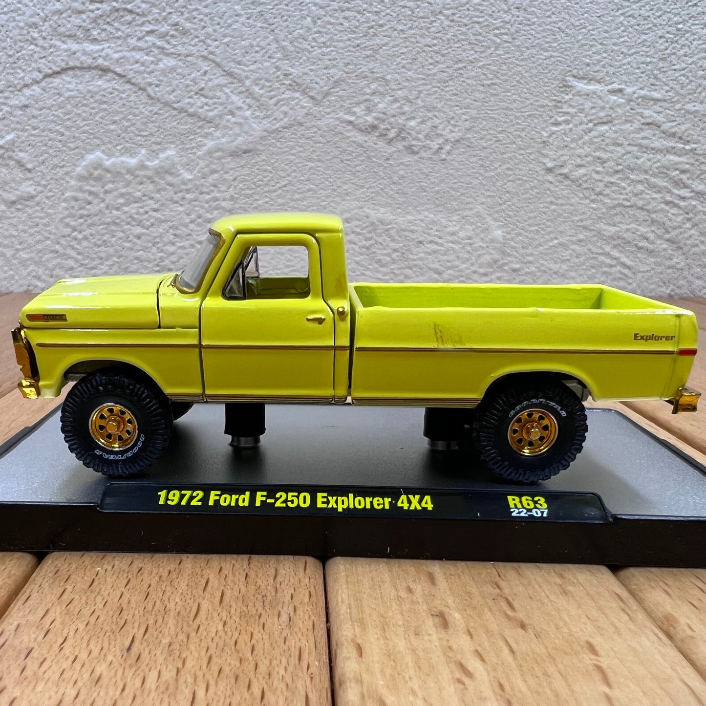 1/64 Scale 1972 Ford F-250 Explorer Truck Diecast Model