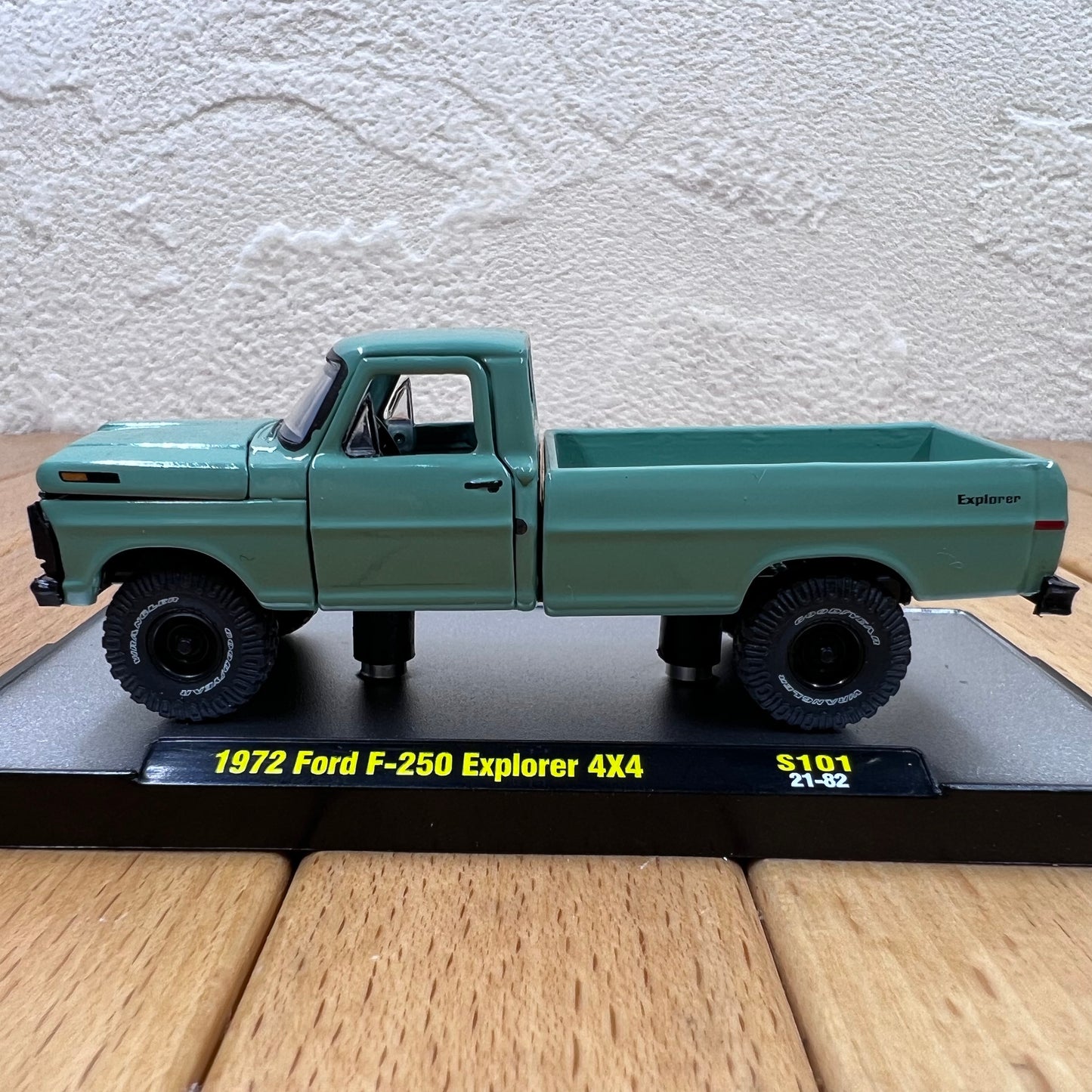 1/64 Scale 1972 Ford F-250 Explorer Truck Diecast Model