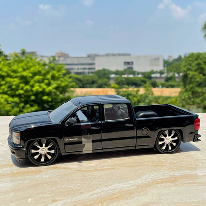 1/24 Scale 2014 Chevrolet Silverado Pickup Truck Diecast Model Car