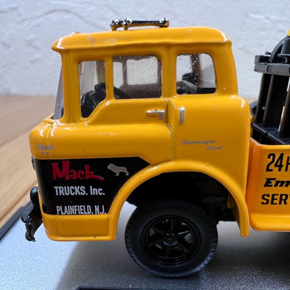 1/64 Scale 1957 Mack N-61 Tow Truck Diecast Model