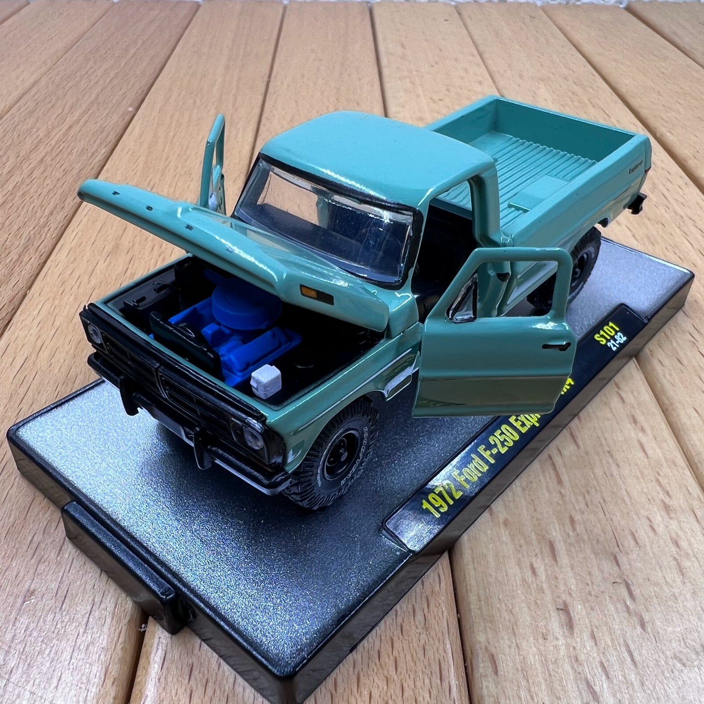 1/64 Scale 1972 Ford F-250 Explorer Truck Diecast Model