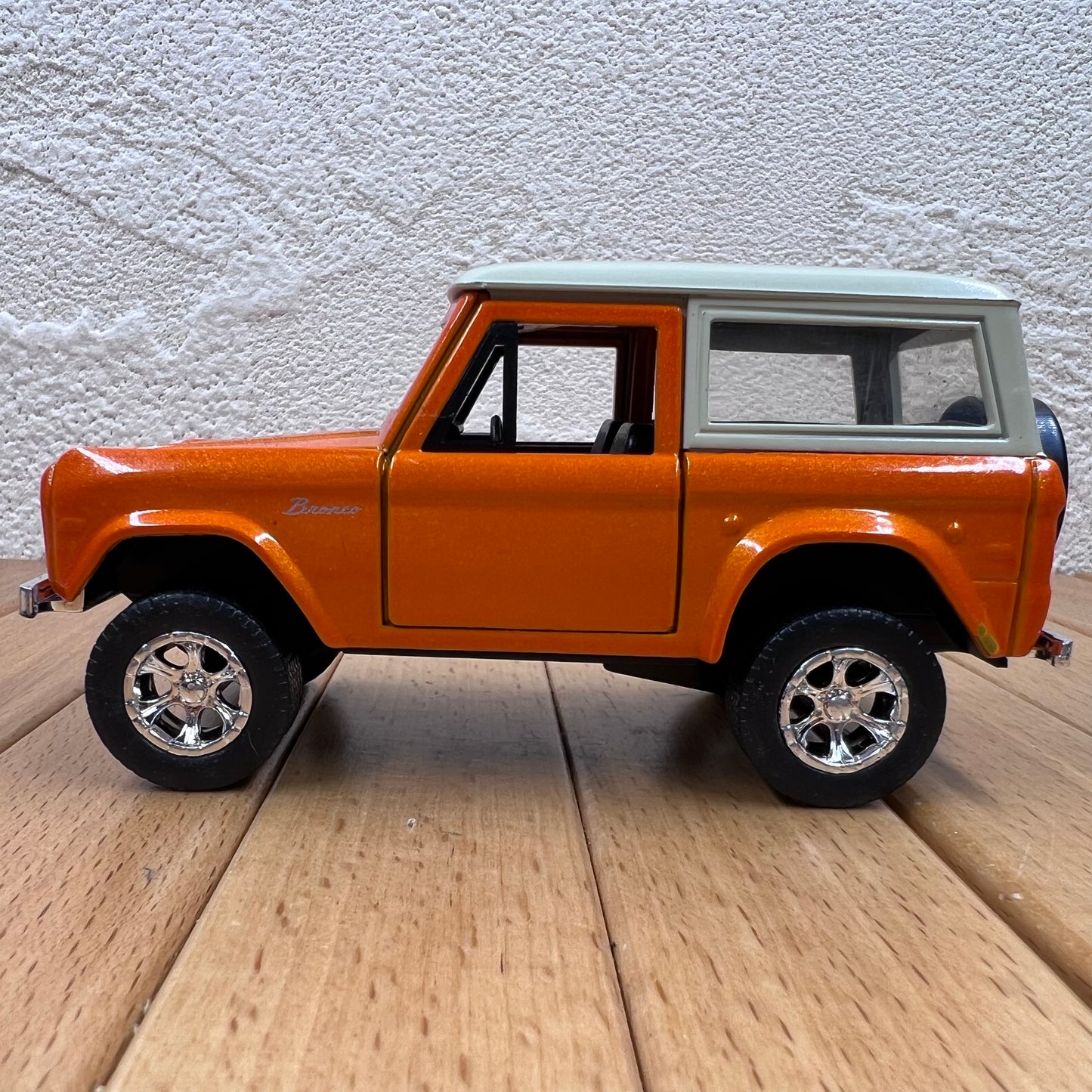 1/32 Scale 1973 Ford Bronco Ranger Wagon Diecast Model Car