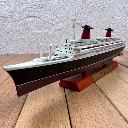 1/1250 Scale SS France (1960) Ocean Liner Diecast Model Ship