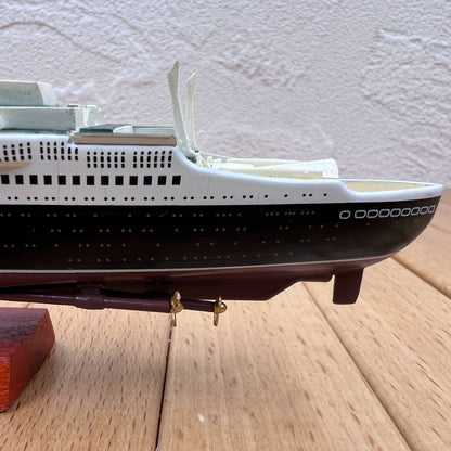 1/1250 Scale SS France (1960) Ocean Liner Diecast Model Ship