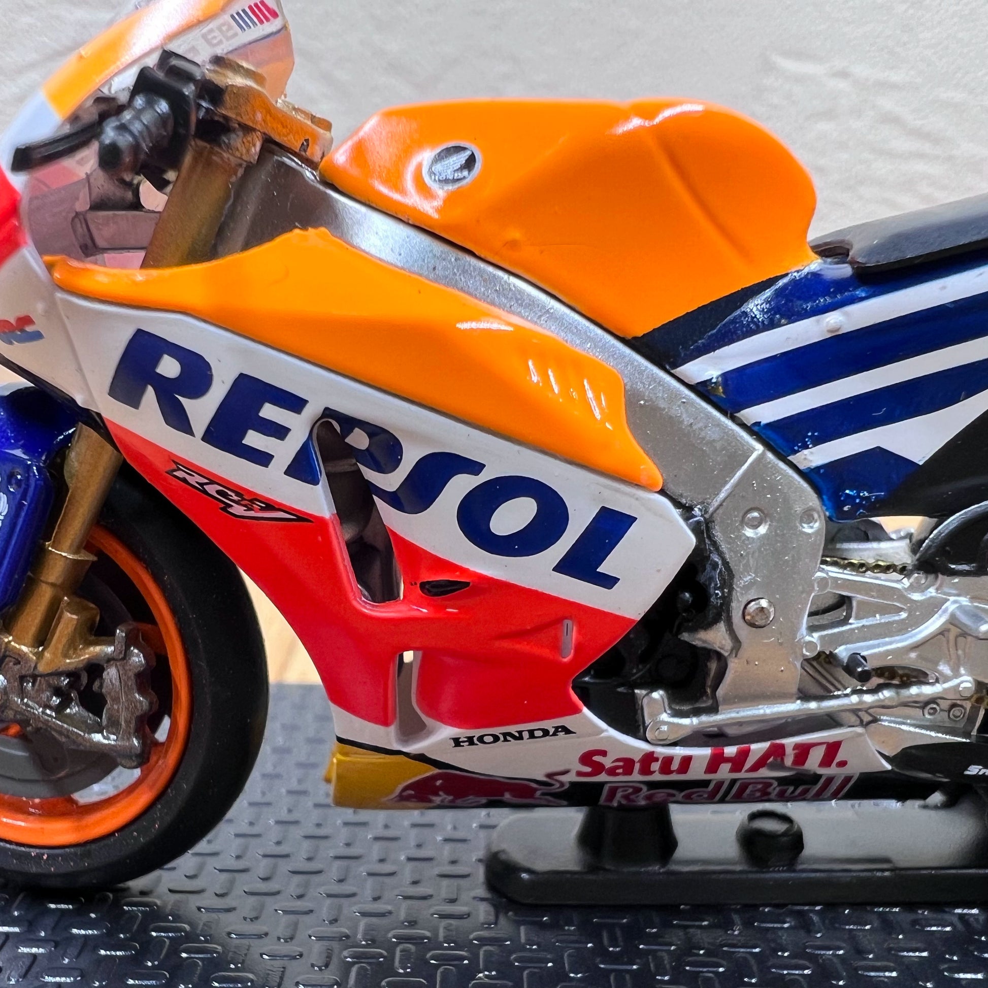 1 24 Scale 2016 Repsol Honda RC213V Racing Motorcycle Diecast Model