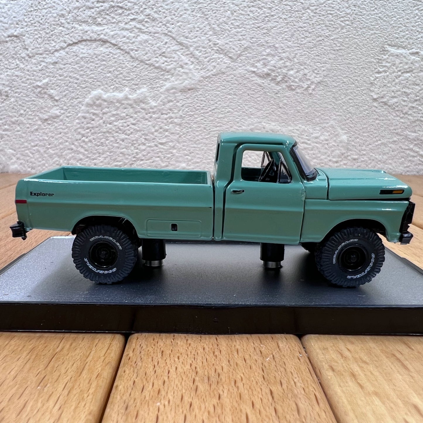 1/64 Scale 1972 Ford F-250 Explorer Truck Diecast Model