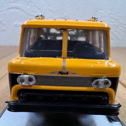 1/64 Scale 1957 Mack N-61 Tow Truck Diecast Model