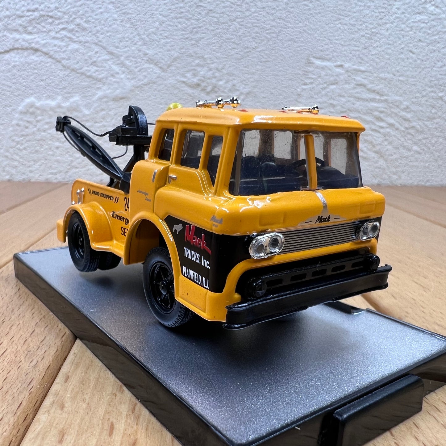 1/64 Scale 1957 Mack N-61 Tow Truck Diecast Model