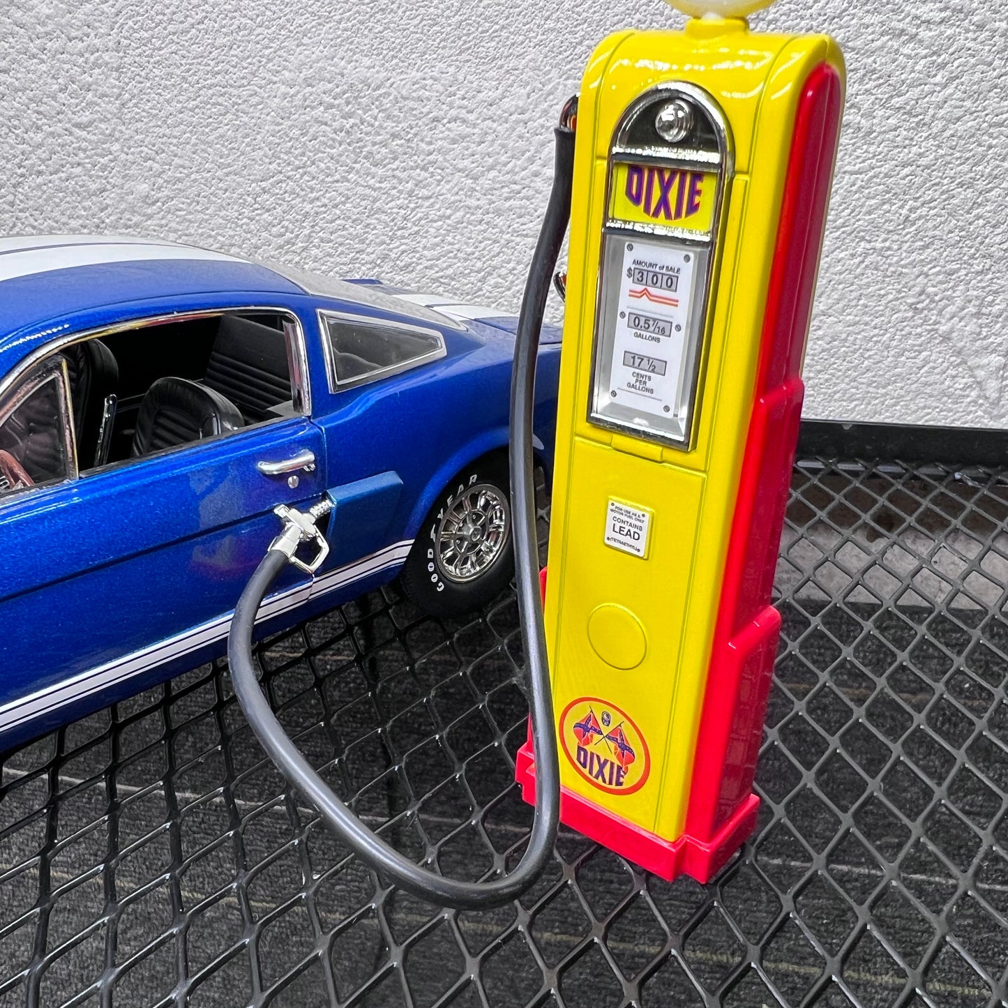 1/18 Scale Vintage Gas Pump Replica Diecast Model