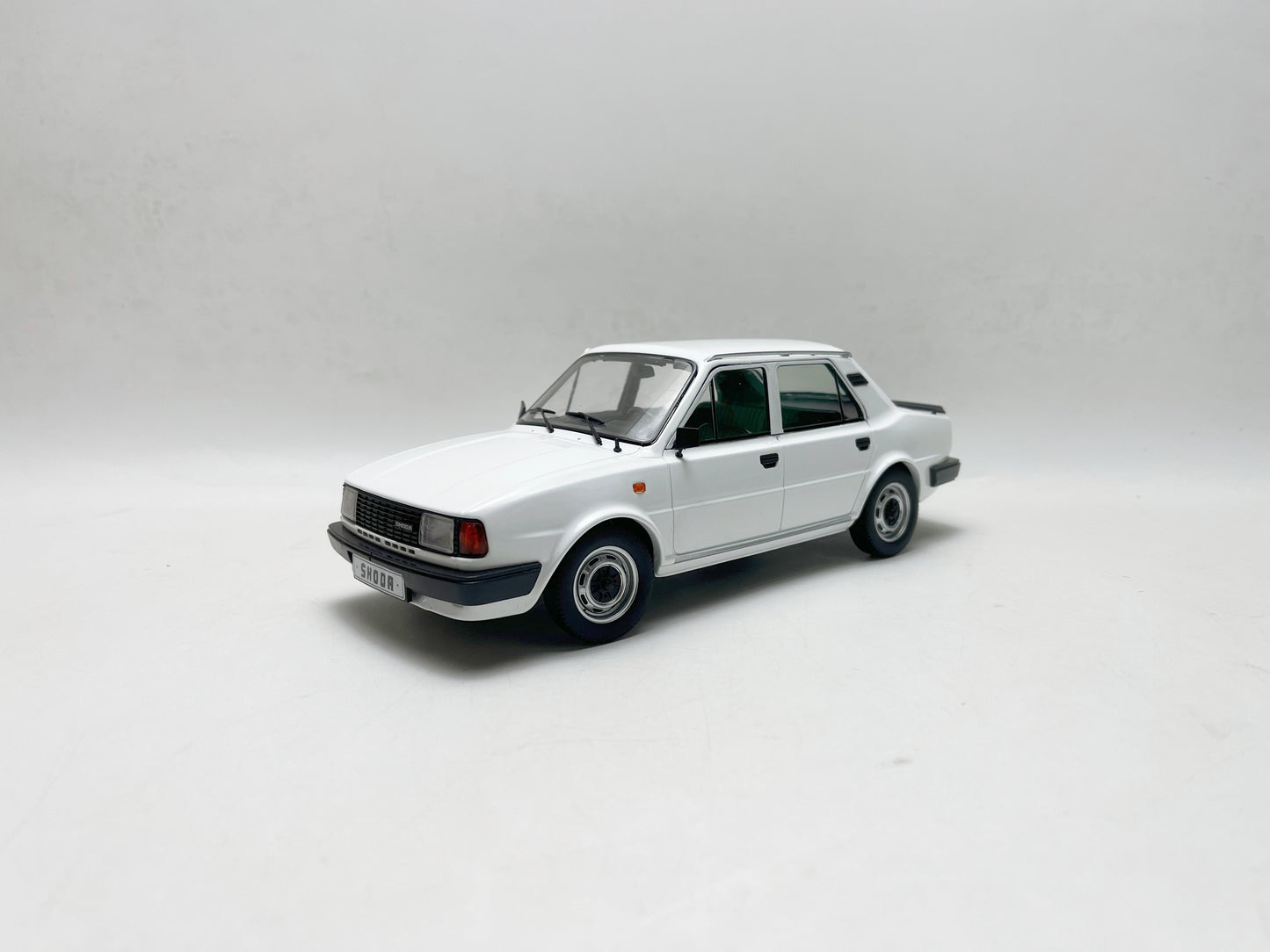 1/18 Scale Skoda 120 L Diecast Model Car
