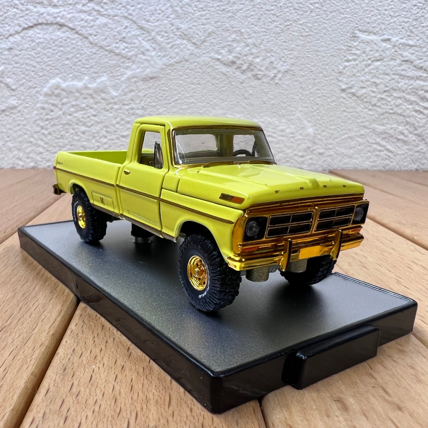 1/64 Scale 1972 Ford F-250 Explorer Truck Diecast Model