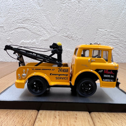 1/64 Scale 1957 Mack N-61 Tow Truck Diecast Model