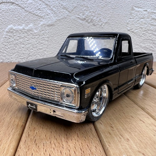 1/32 Scale 1972 Chevrolet Cheyenne Pickup Truck Diecast Model Car