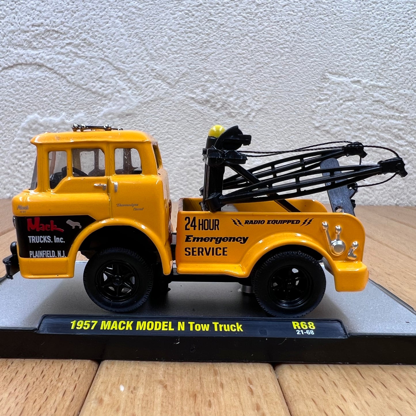 1/64 Scale 1957 Mack N-61 Tow Truck Diecast Model