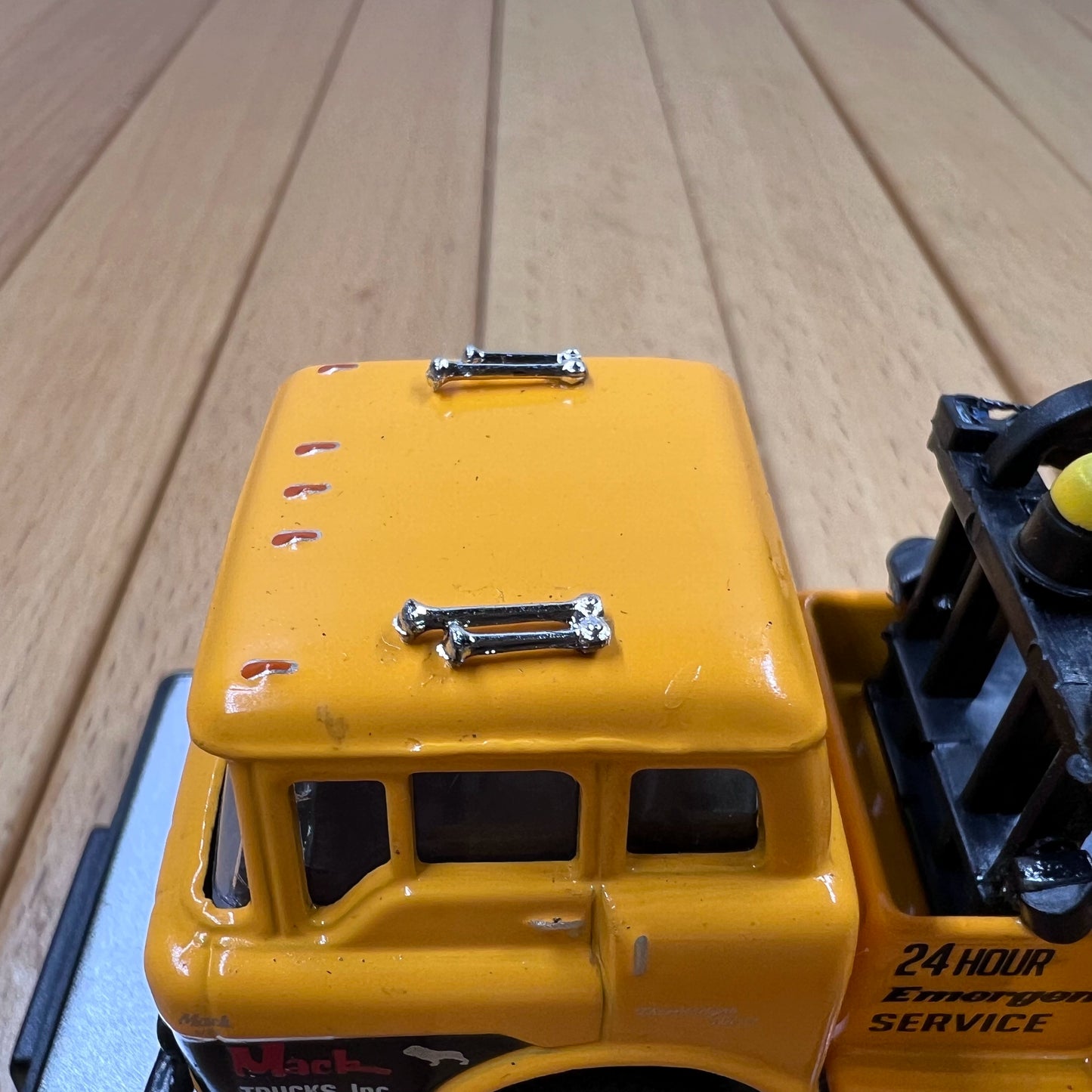 1/64 Scale 1957 Mack N-61 Tow Truck Diecast Model