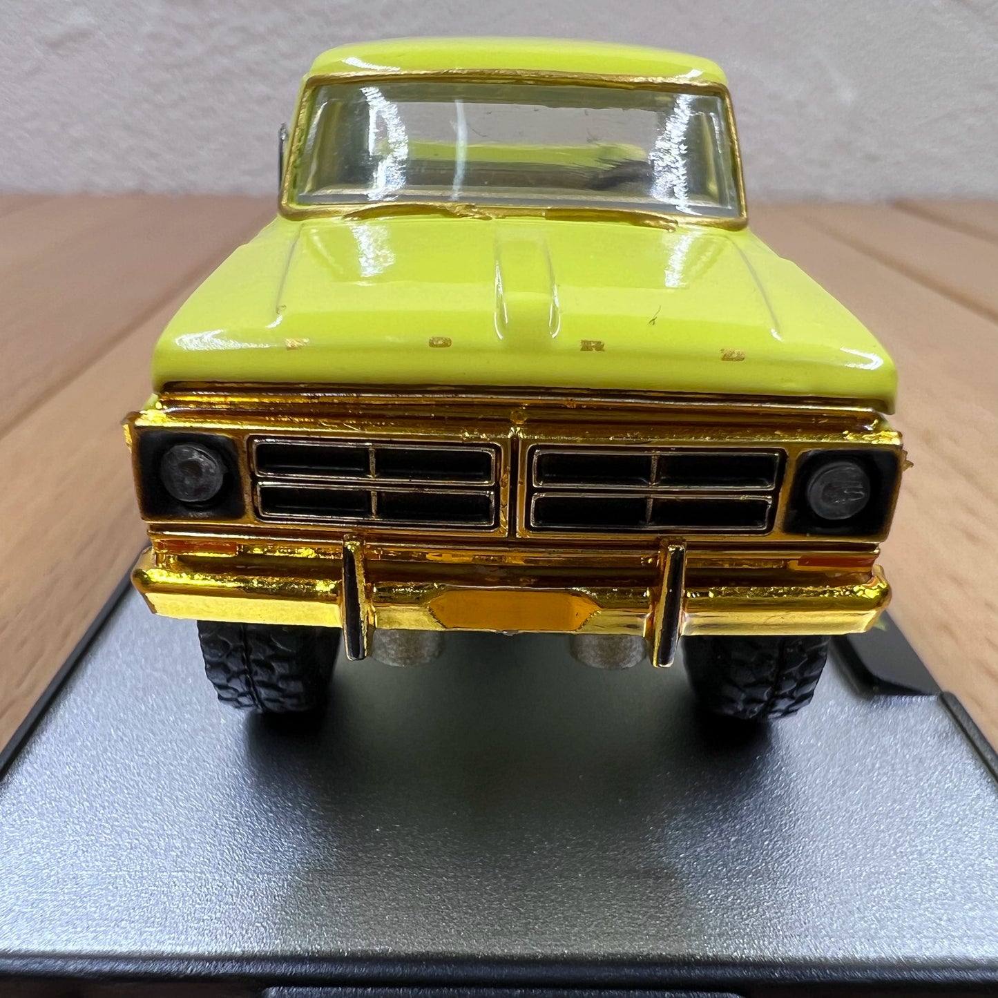 1/64 Scale 1972 Ford F-250 Explorer Truck Diecast Model