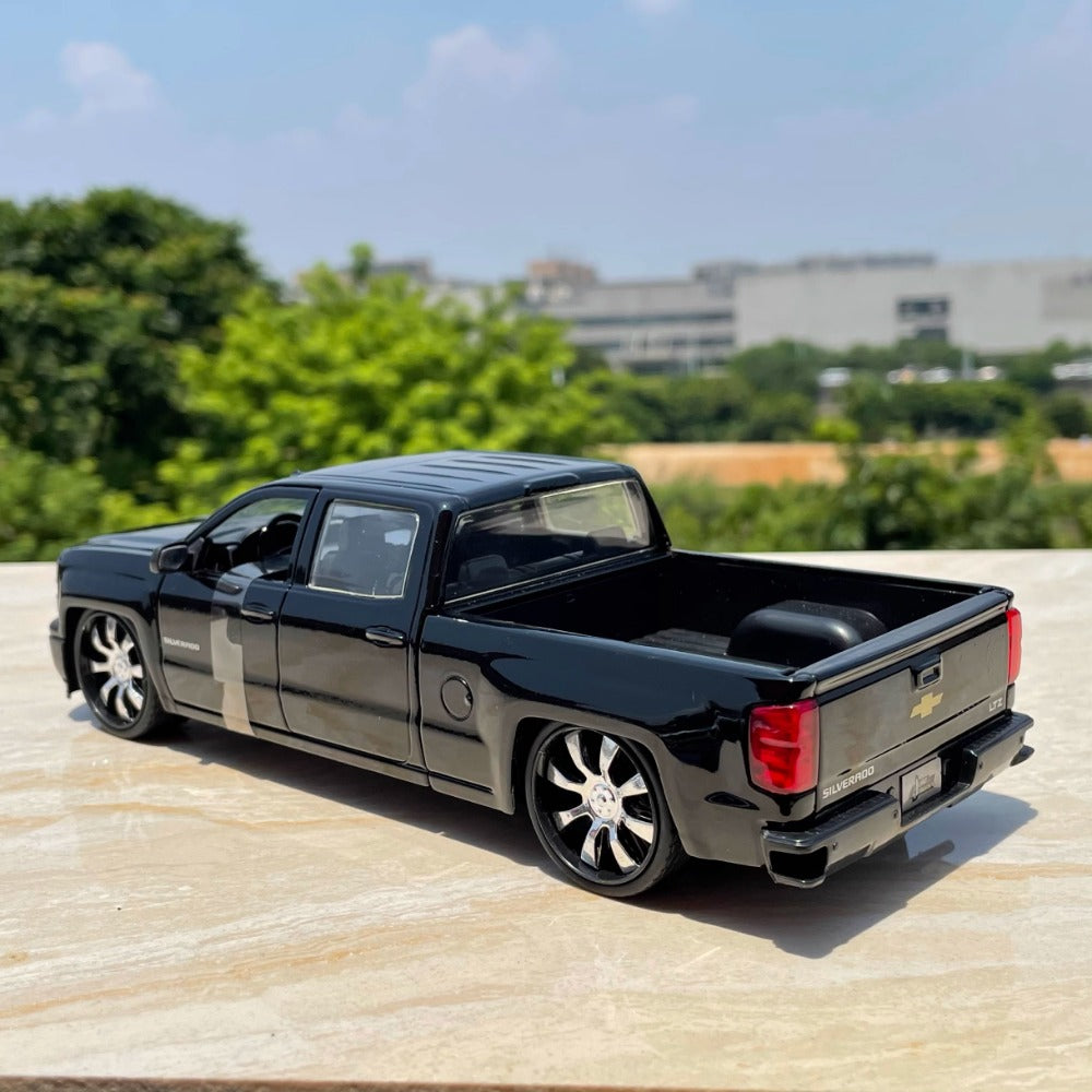 1/24 Scale 2014 Chevrolet Silverado Pickup Truck Diecast Model Car