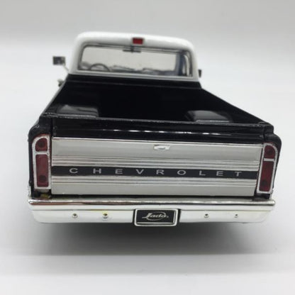 1/24 Scale 1972 Chevrolet Cheyenne Pickup Truck Diecast Model