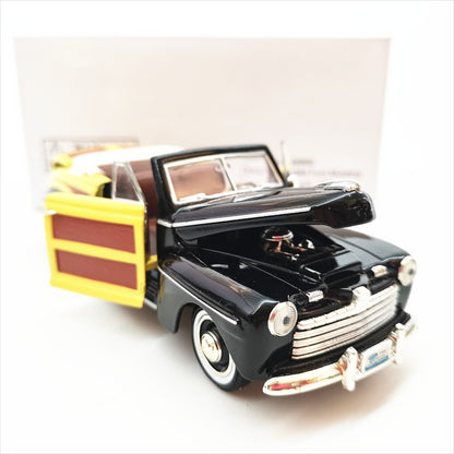 1/32 Scale 1946 Ford Sportsman Convertible Diecast Model Car