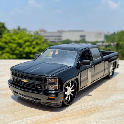 1/24 Scale 2014 Chevrolet Silverado Pickup Truck Diecast Model Car