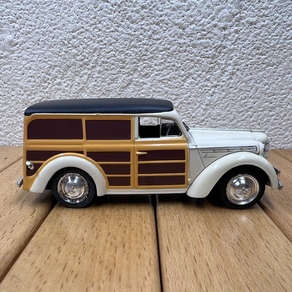 1/43 Scale Moskvitch 400-420 Soviet Vintage Car Diecast Model