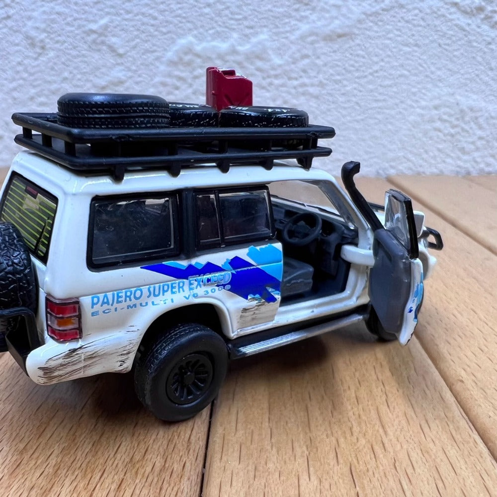 1/64 Scale Mitsubishi Pajero Super Exceed SUV Diecast Model