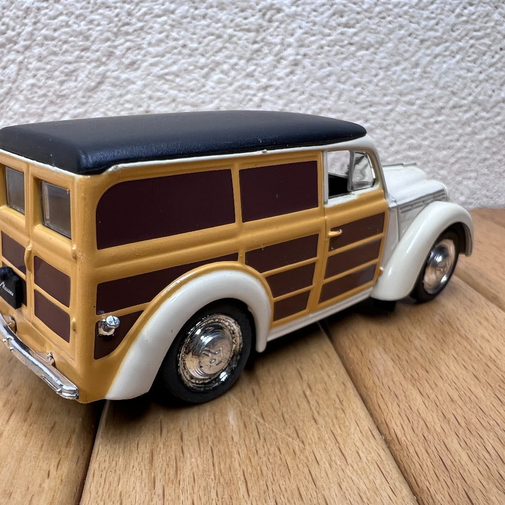 1/43 Scale Moskvitch 400-420 Soviet Vintage Car Diecast Model