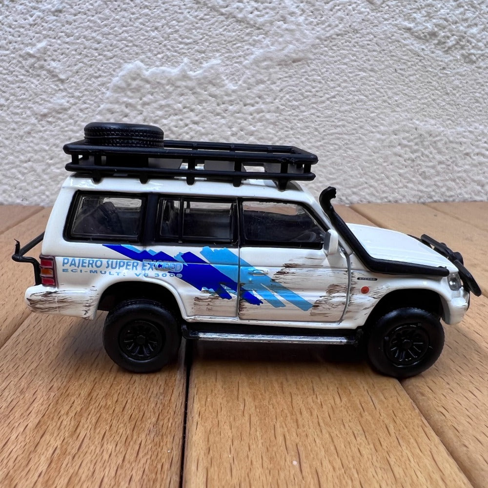 1/64 Scale Mitsubishi Pajero Super Exceed SUV Diecast Model