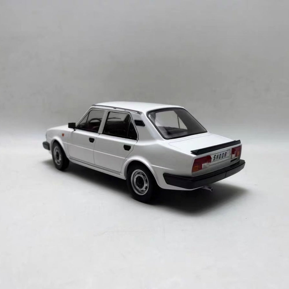 1/18 Scale Skoda 120 L Diecast Model Car