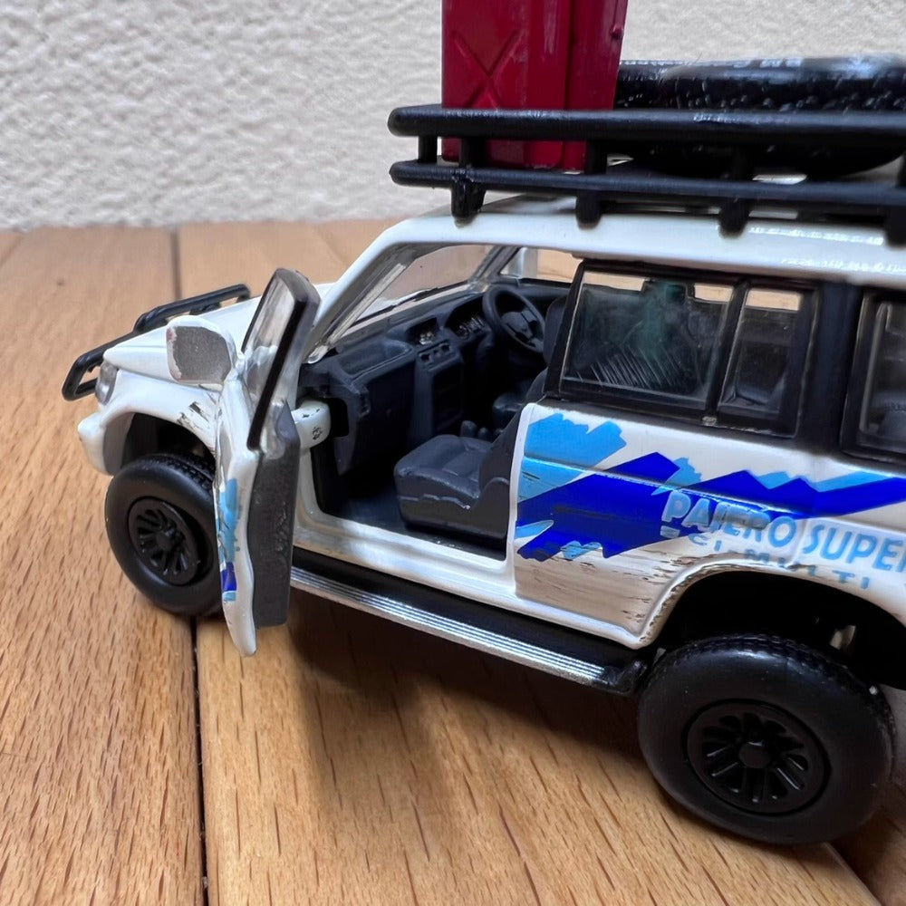 1/64 Scale Mitsubishi Pajero Super Exceed SUV Diecast Model