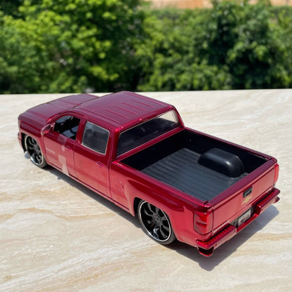 1/24 Scale 2014 Chevrolet Silverado Pickup Truck Diecast Model Car