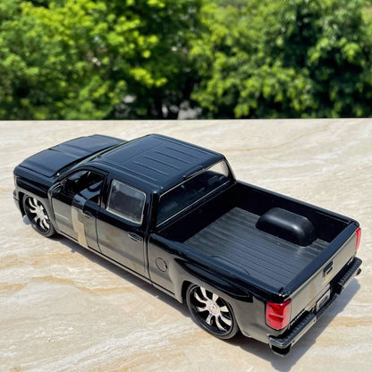 1/24 Scale 2014 Chevrolet Silverado Pickup Truck Diecast Model Car