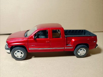 1/24 Scale 1999 Chevrolet Silverado Truck Diecast Model