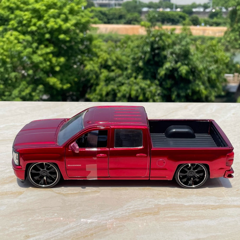 1/24 Scale 2014 Chevrolet Silverado Pickup Truck Diecast Model Car