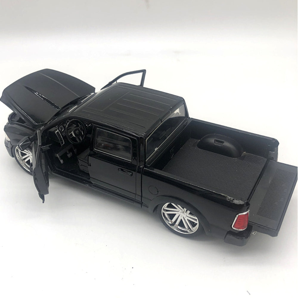 1/24 Scale Ram 1500 Pickup Truck Diecast Model
