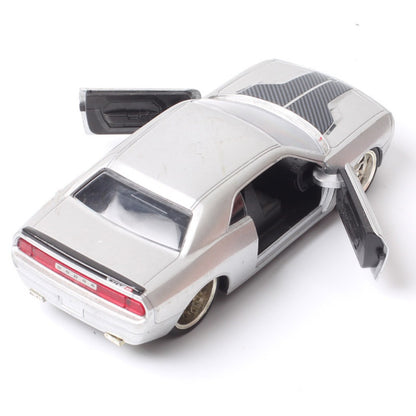 1/32 Scale 2008 Dodge Challenger SRT8 Muscle Car Diecast Model