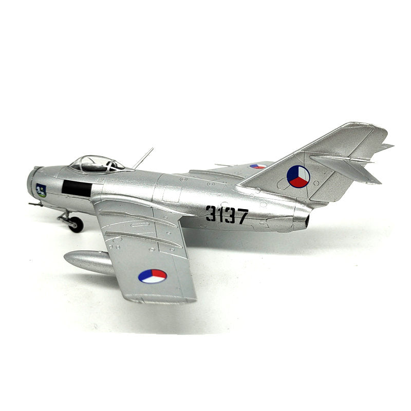 prebuilt 1/72 scale MiG-15 aircraft model 37132