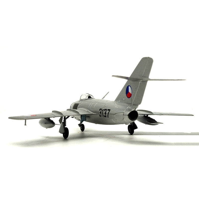 prebuilt 1/72 scale MiG-15 aircraft model 37132