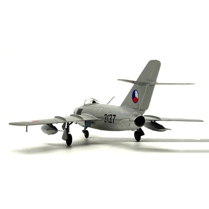prebuilt 1/72 scale MiG-15 aircraft model 37132